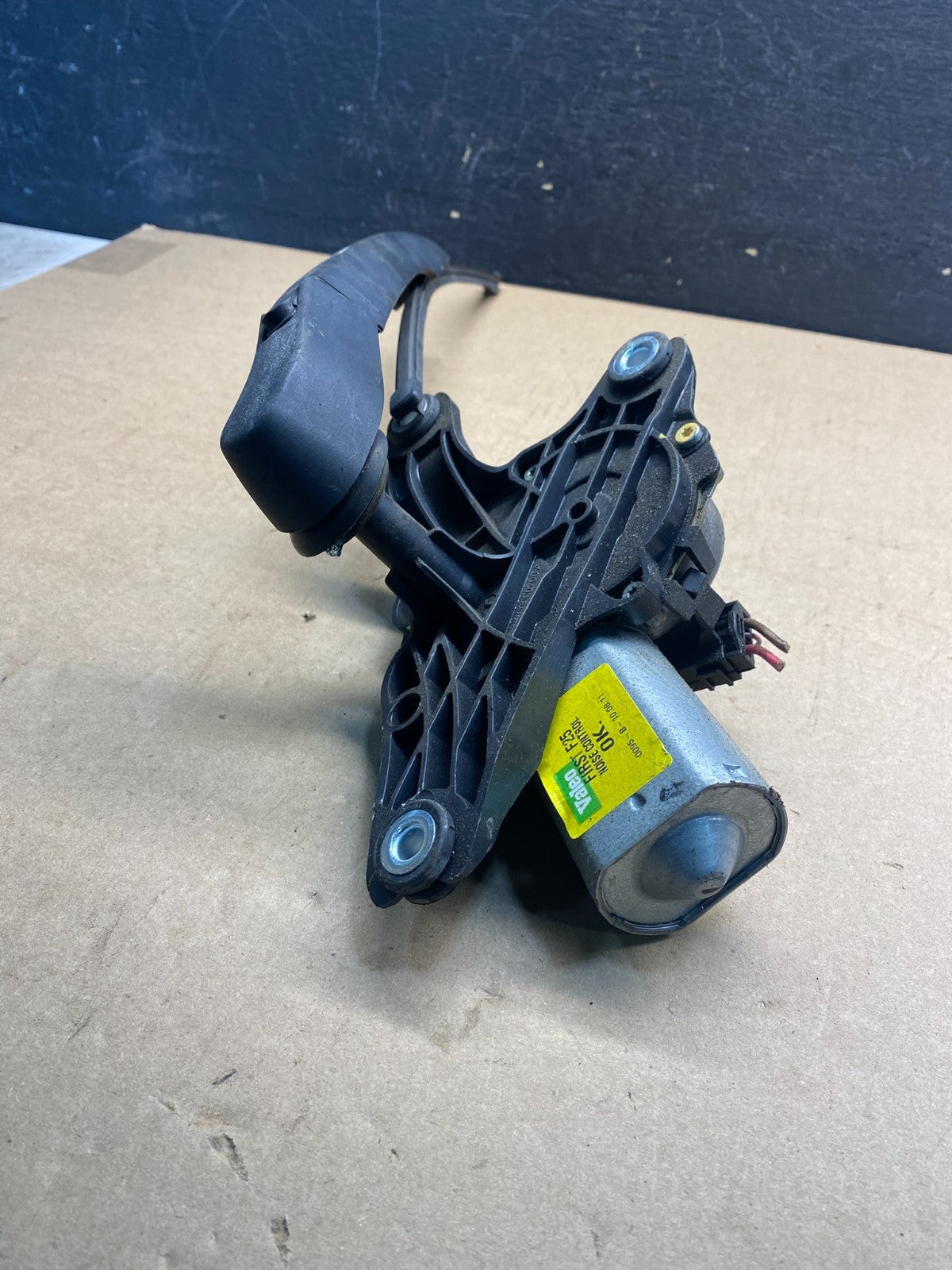 2011 to 2017 BMW X3 Rear Windshield Wiper Motor AE7387 DW4