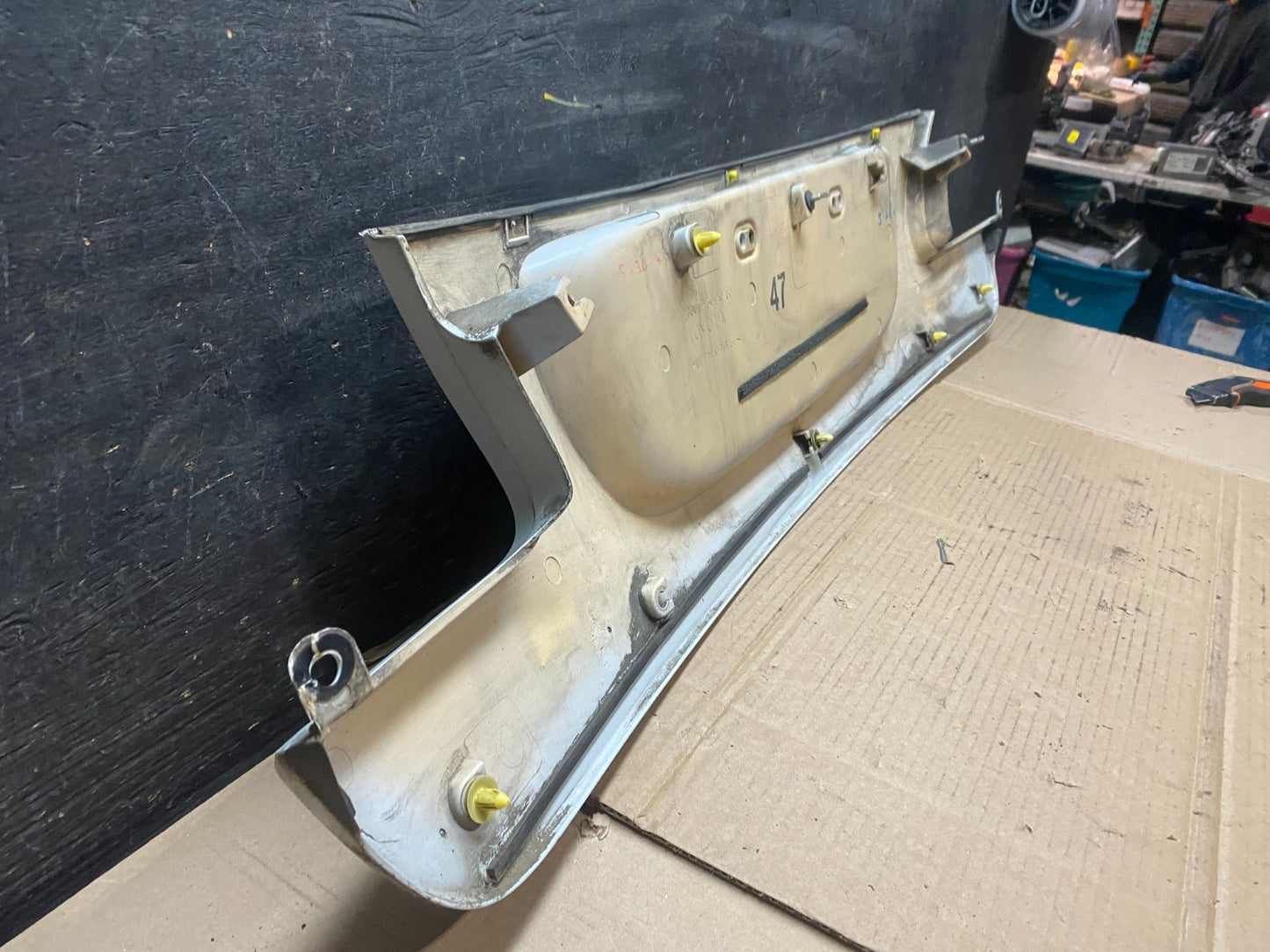 2007-2011 Lexus GS300 Trunk License Plate Trim Panel Cover 76801-30140 V2832  DG9