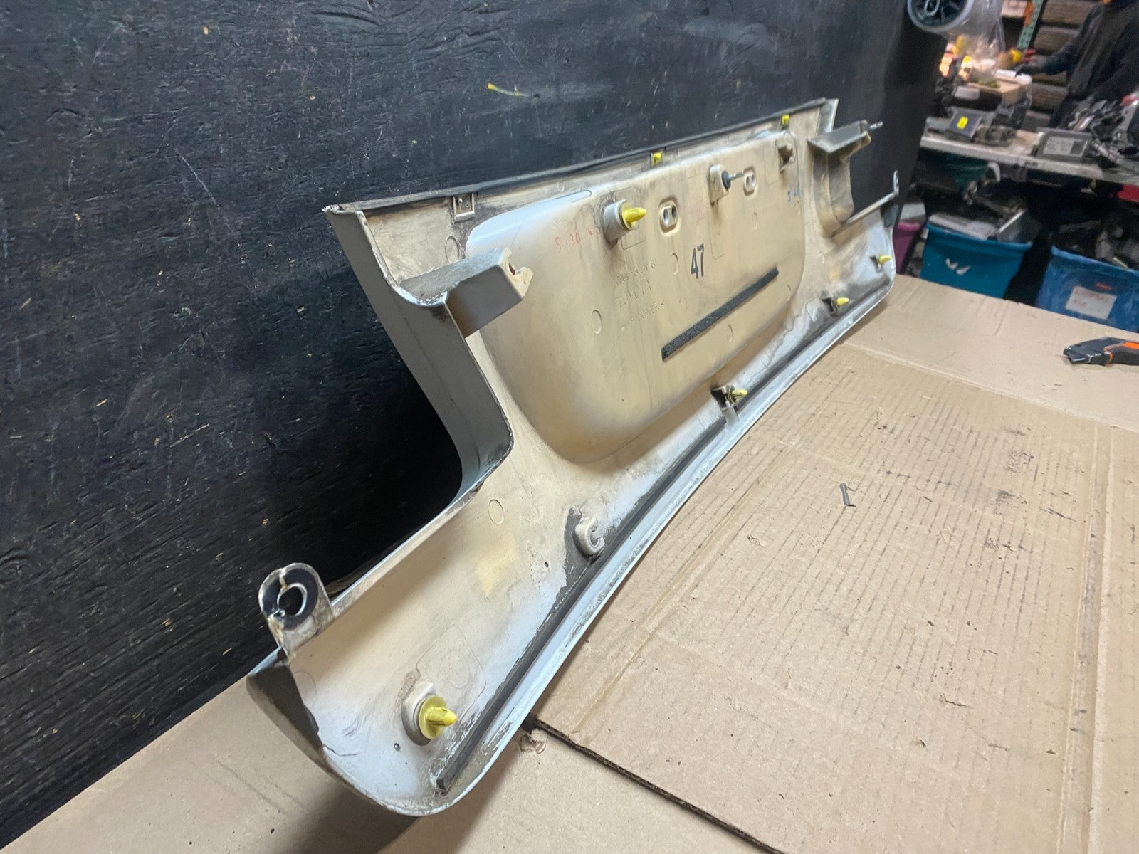 2007-2011 Lexus GS300 Trunk License Plate Trim Panel Cover 76801-30140 V2832  DG9