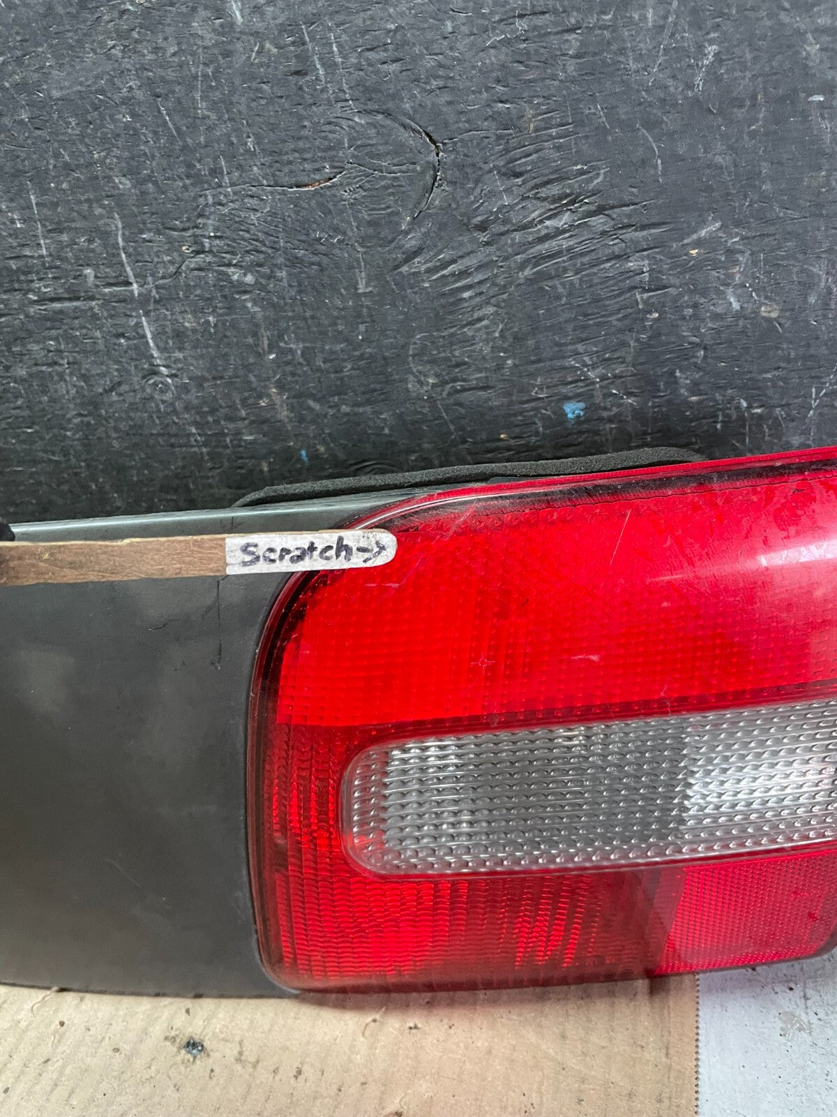 2000-2004 Volvo V40 Center License Plate Trim Panel Tail Inner Light L9386 DG7