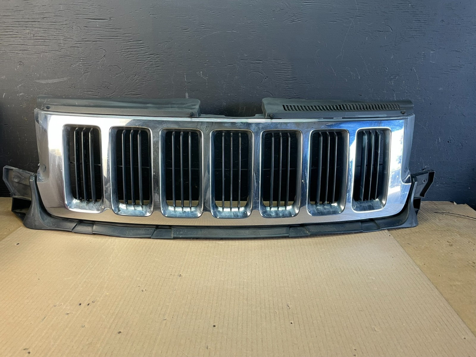 2011 to 2013 Jeep Grand Cherokee Front Upper Grill Grille OEM AC2005 DG0