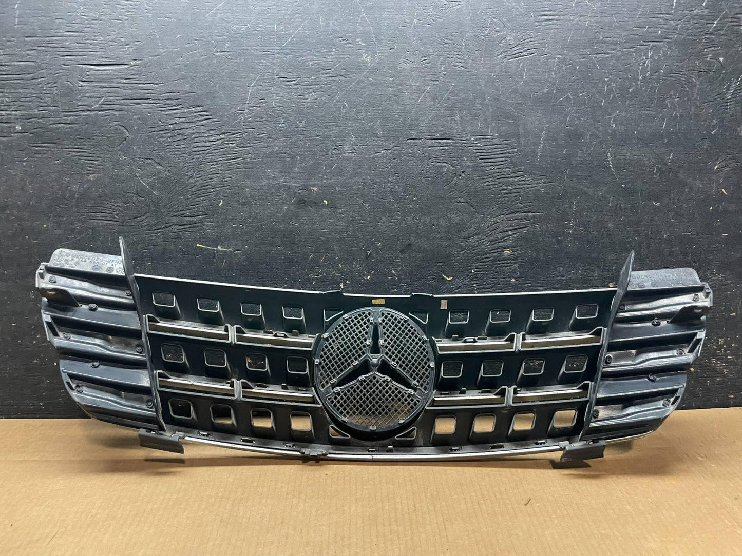 2006 to 2008 Mercedes ML-Class W164 Front Bumper Grille Grill AA9055 DG3