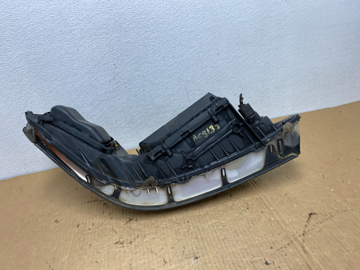 2005 to 2011 Lincoln Town Car Left Driver LH Side Headlight AC8133 DW8