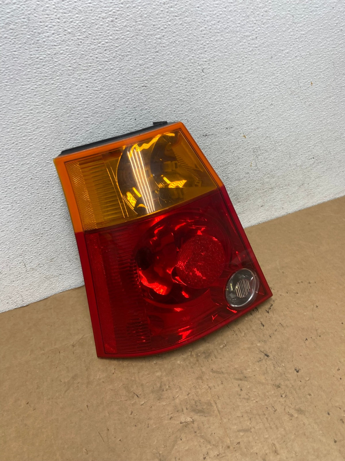 2004 2005 2006 Chrysler Pacifica Left Driver LH Tail Light AD5164 LK2