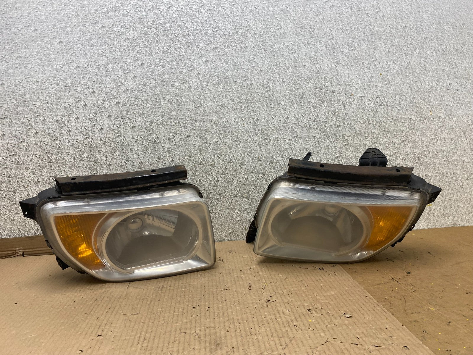 2003 to 2006 Honda Element Left+Right Side Headlights U2699 DW0