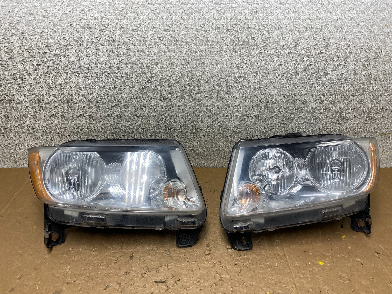 2011-2013 Jeep Grand Cherokee Left+Right Halogen Headlights V6374 DW0