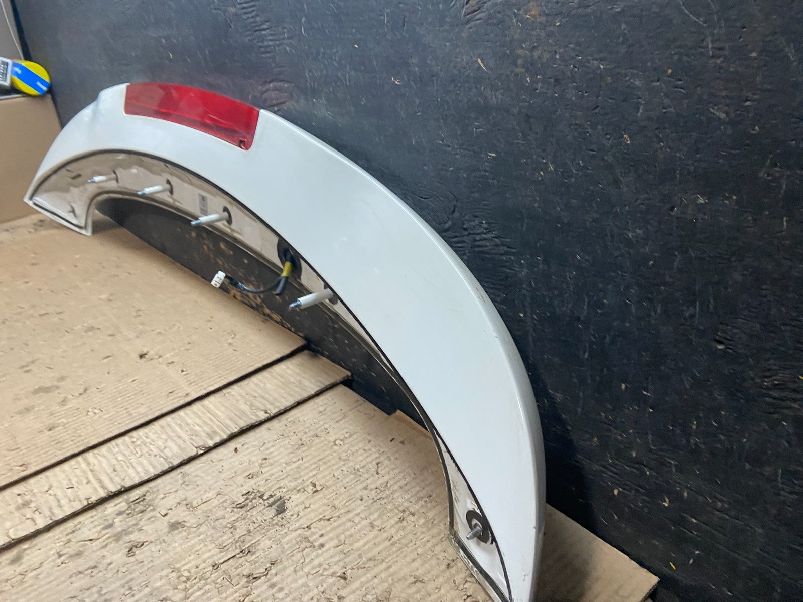 2015 to 2020 Kia Sedona Rear Trunk Spoiler Wing Oem W6091 DG9