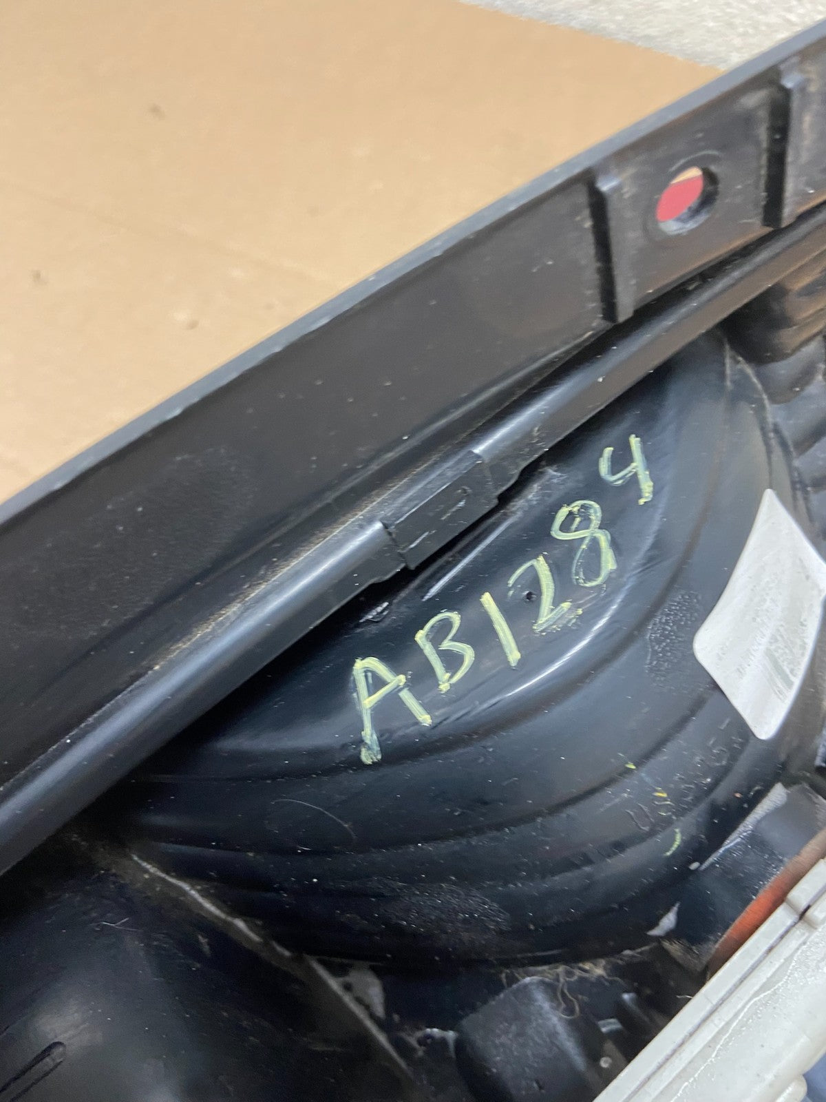 2004 to 2007 Buick Rainier Left Driver LH Tail Light OEM AB1284 LK8