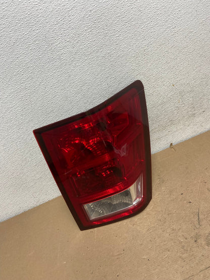 2005 - 2006 Jeep Grand Cherokee Right Passenger Rh Side Tail Light AF5083 LK2