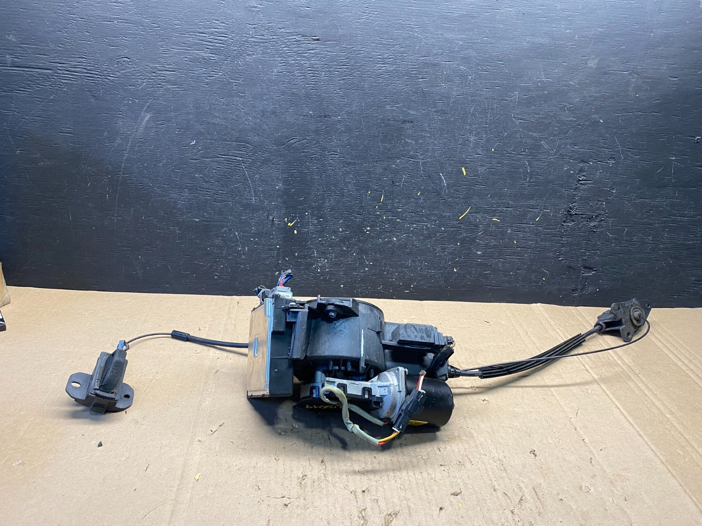 2007-2014 Kia Sedona Left Electric Power Sliding Door Motor Regulator R8849 DG5