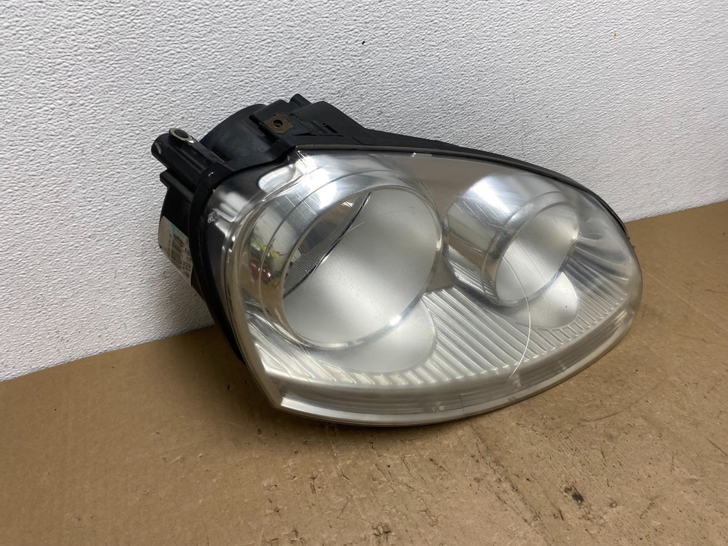 2005 - 2010 Volkswagen Jetta Right Passenger RH Side Headlight Halogen AC6019 DW2