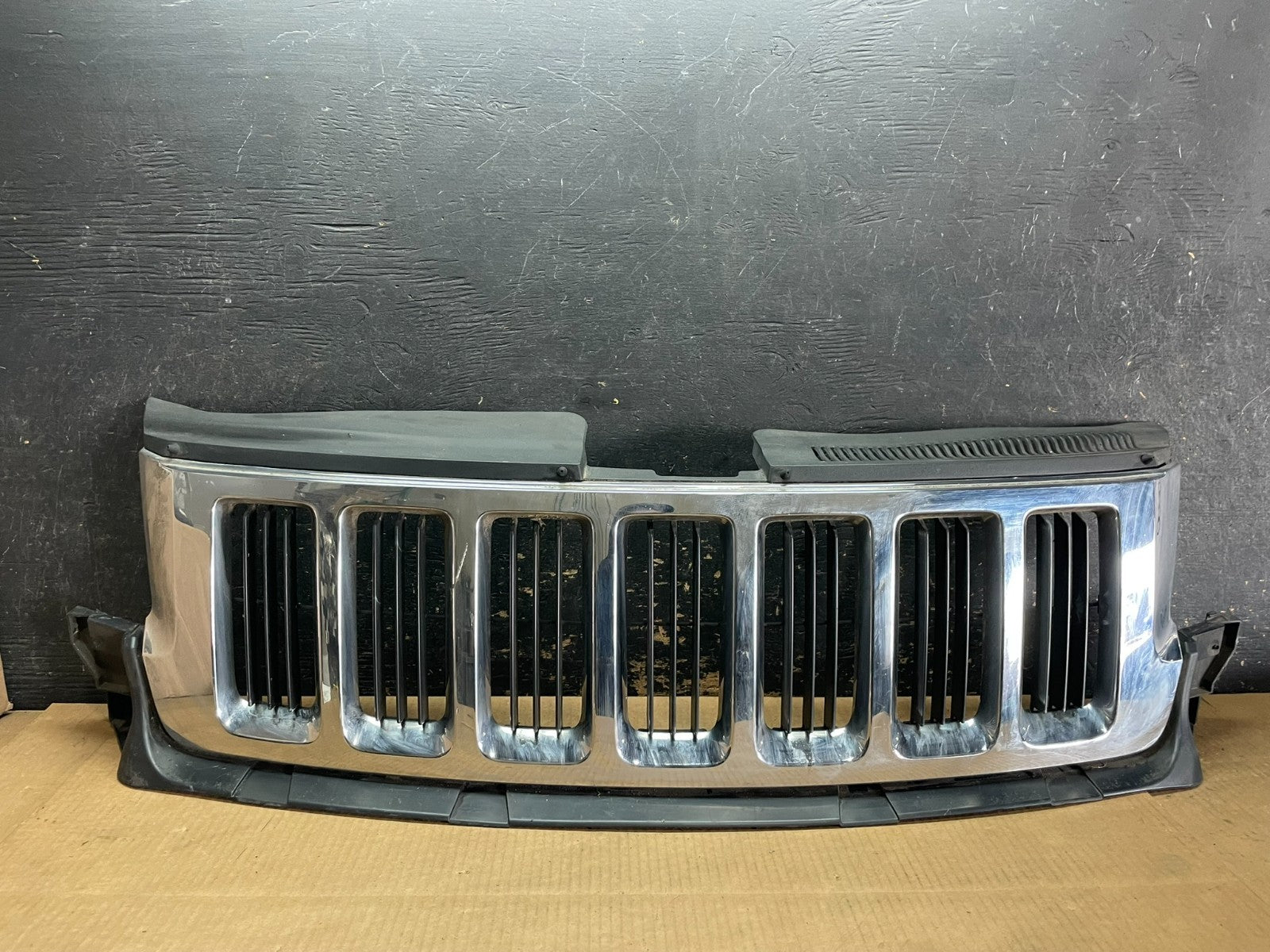 2011 to 2013 Jeep Grand Cherokee Front Upper Grill Grille OEM AA9068 DG0