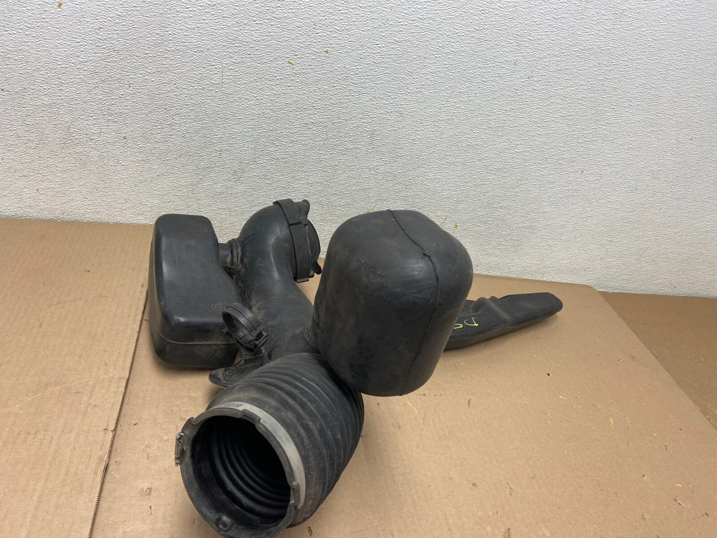2009 to 2014 Cadillac Escalade Air Cleaner Filter Hose Duct D5880 OEM6