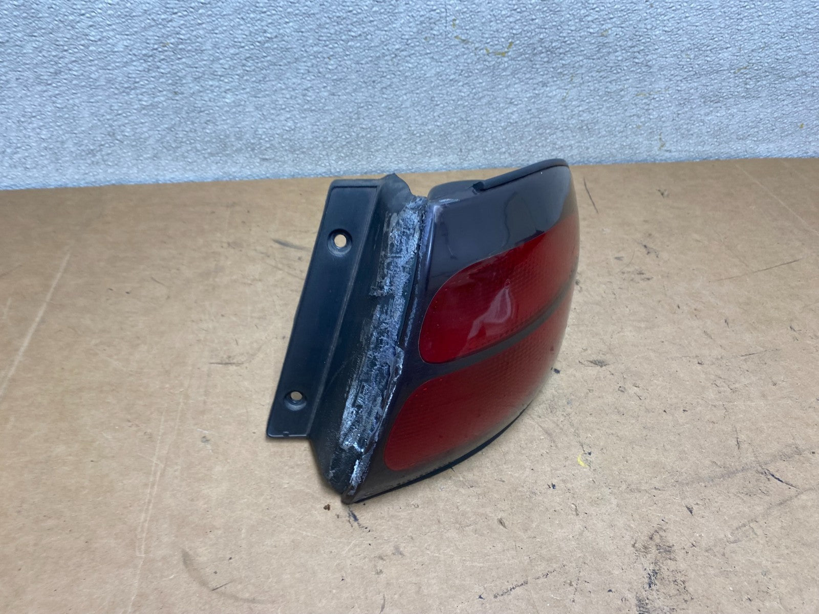 1998 to 1999 Ford Taurus Wagon Right Passenger RH Side Tail Light OEM X4987 DW2