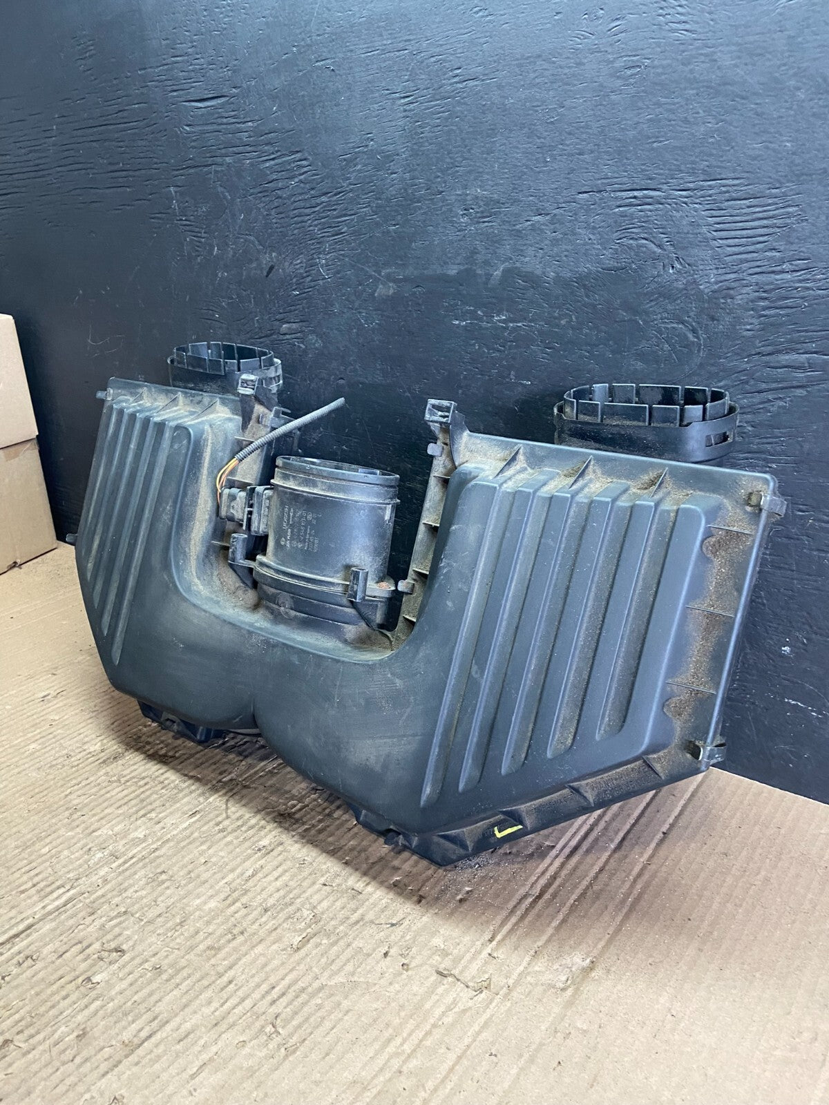 2007 to 2010 Bmw E70 X5 4.8L Engine Air Intake Filter Hosuing OEM D2767 DG12