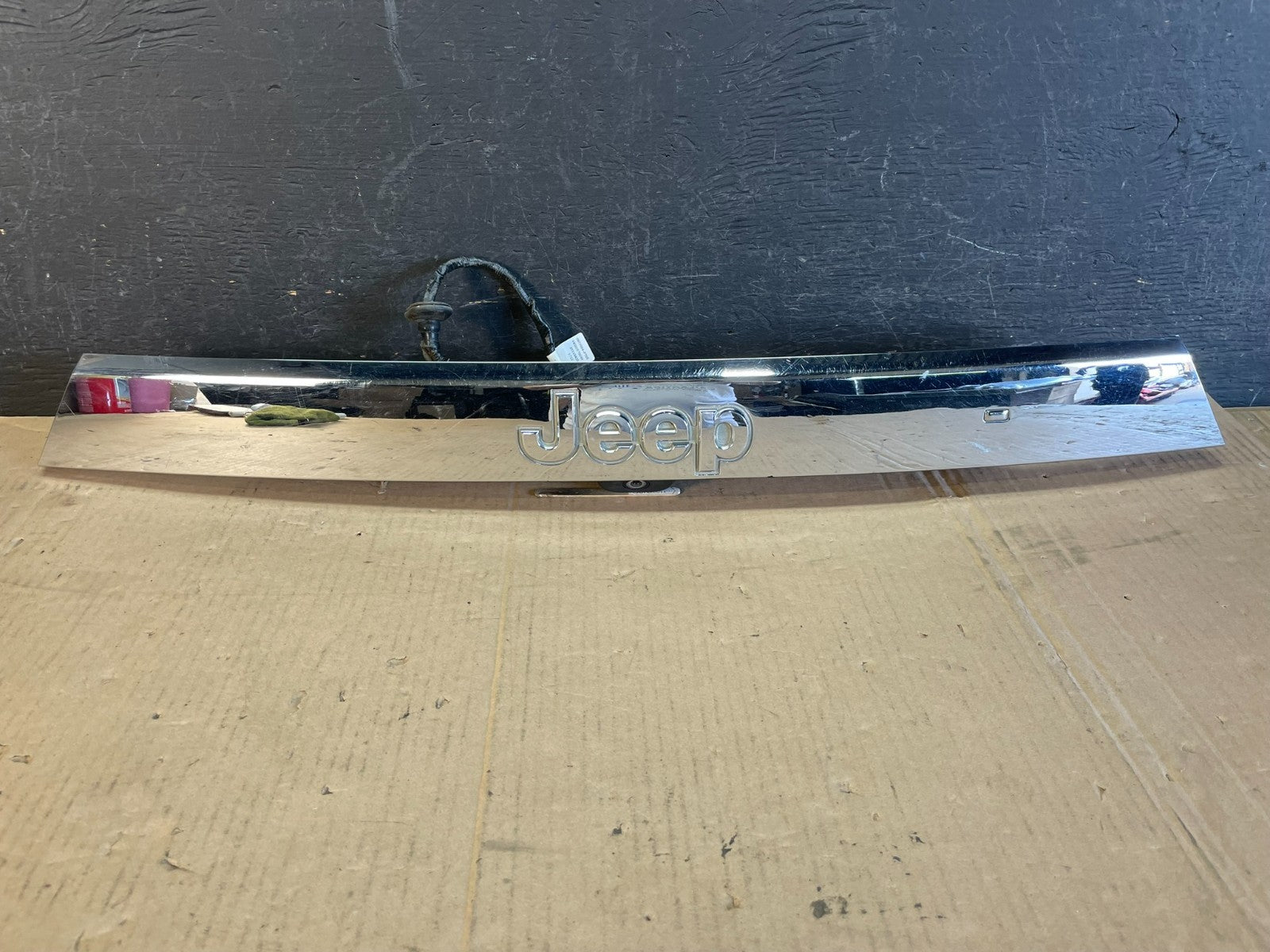 2011-2013 Jeep Grand Cherokee Liftgate Garnish Molding Trim W/ Camera AD8538 DG0