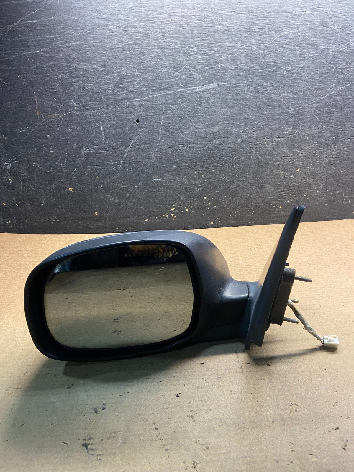 2001 to 2006 Toyota Sequoia Left Driver View Door Mirror OEM Z9209 MS8