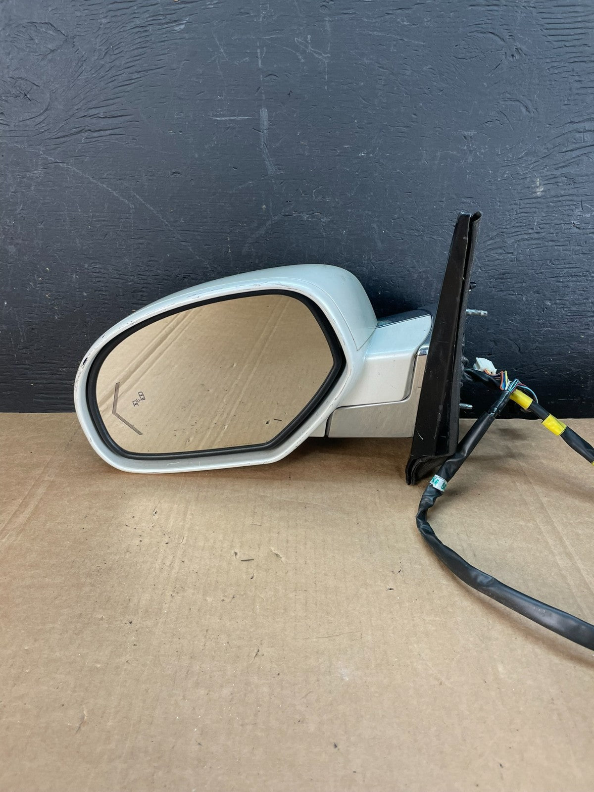 2007 - 2014 Cadillac Escalade Left Driver Door Mirror Turn Signal AE8320 DW9