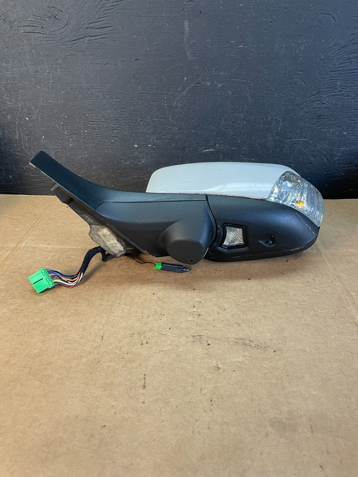 2007 - 2011 Volvo XC70 V70 Left Driver View Door Mirror AE0949 DW3