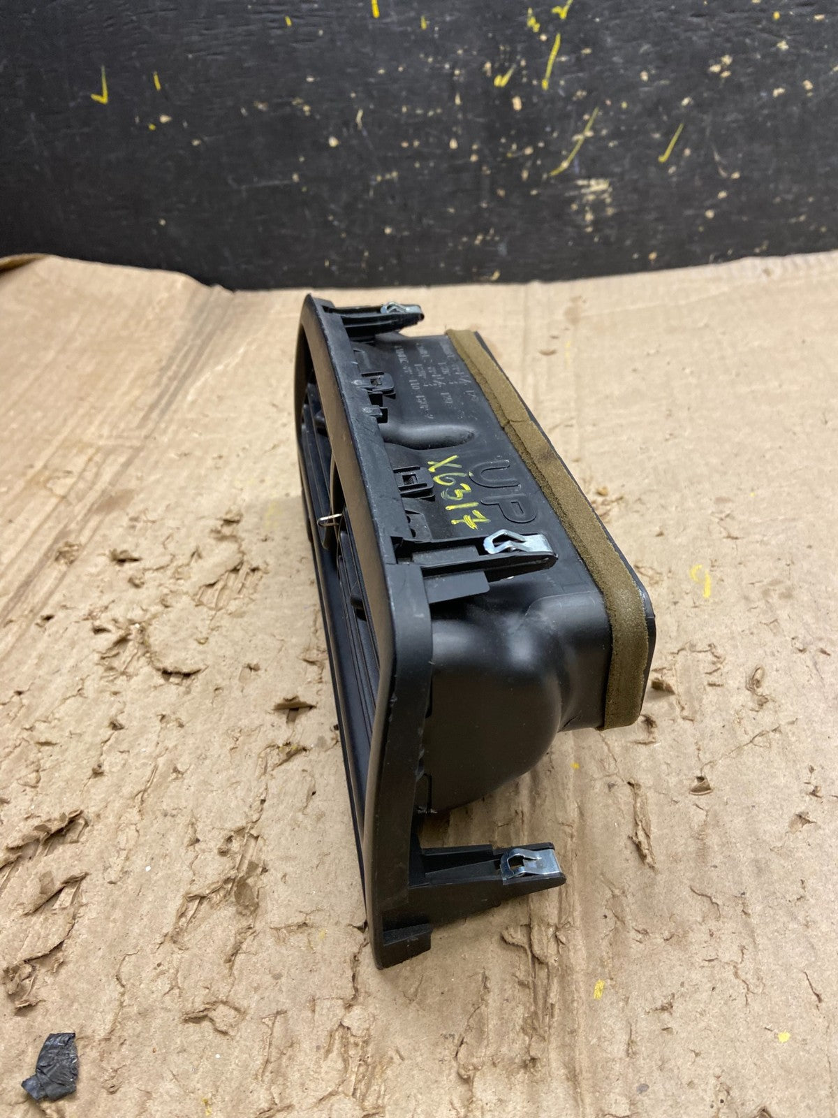 1997 to 2001 Lexus ES330 ES300 Front Center Side Air Vent X6317 DG2