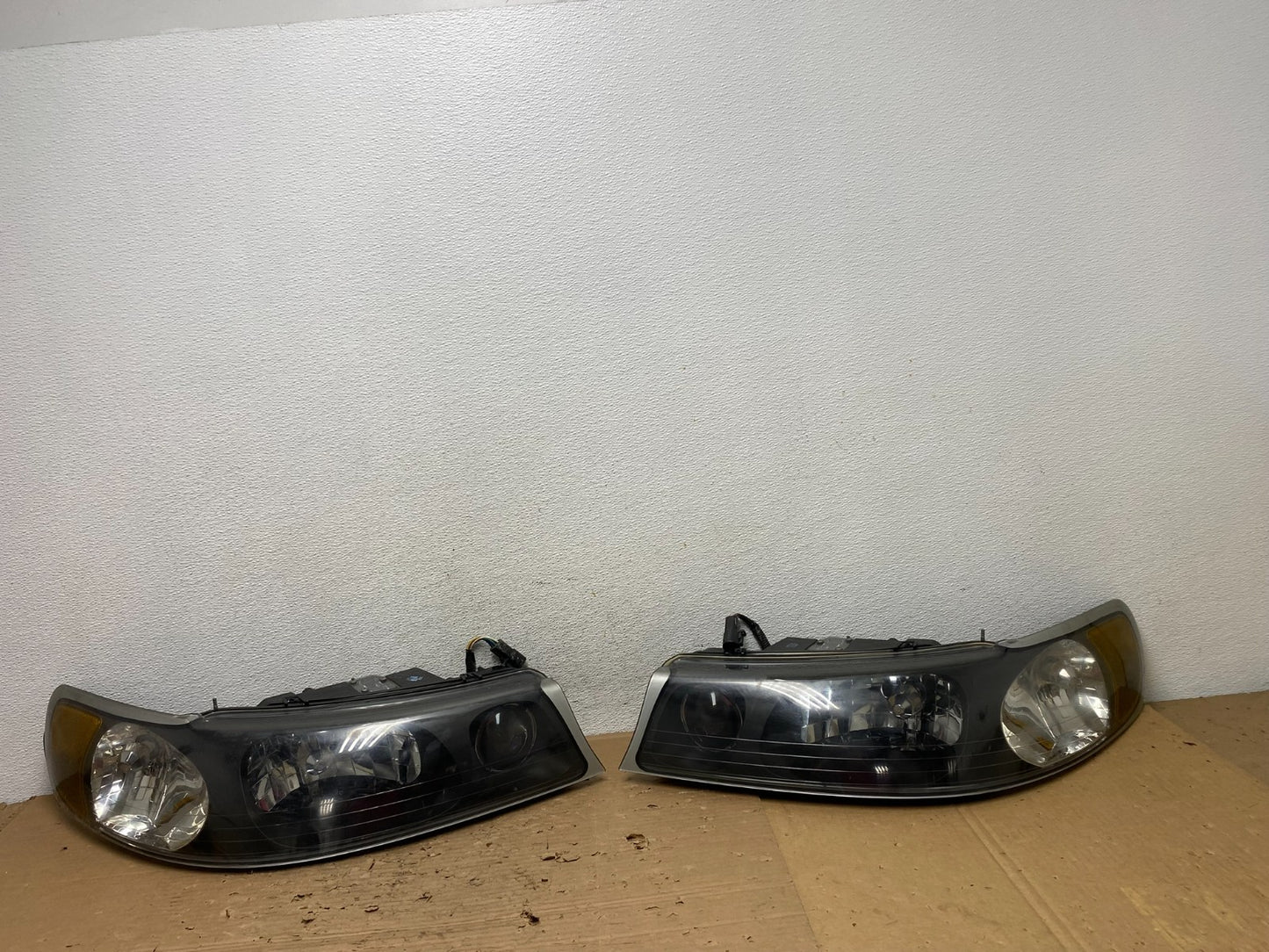 1999-2001 Lincoln & Town Car Left+Right Headlights Halogen AD4383 DW0