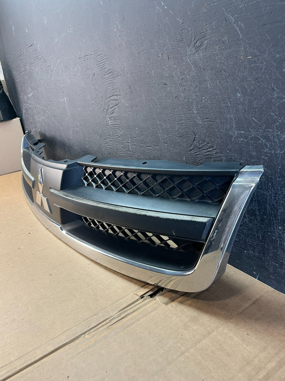 2006 2007 2008 Mitsubishi Endeavor Front Upper Grill Grille AE8384 DW1