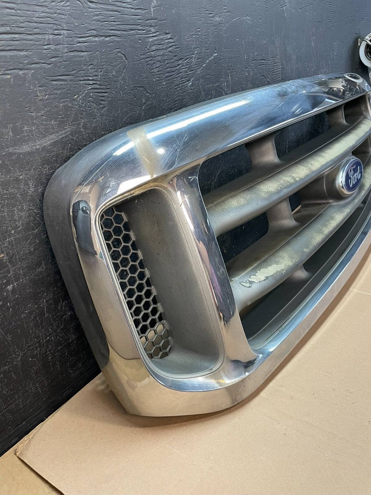 1999 to 2004 Ford F250 Super Duty Front Upper Grill Grille ad8332 DG2