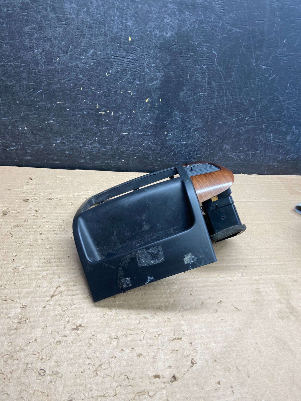 2006-2012 Hyundai Entourage Sedona Center Radio Clock Bezel Air Vent AG8596 DG2