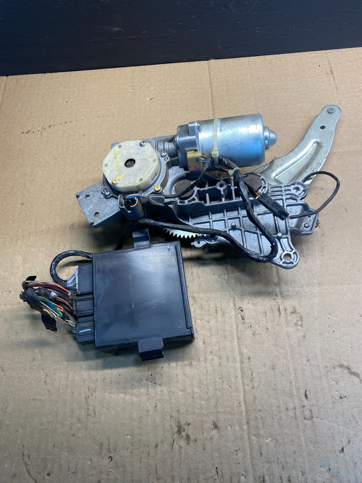 2007 2008 Acadia Enclave Escalade Suburban Liftgate Door Module Motor AB4240  DG3