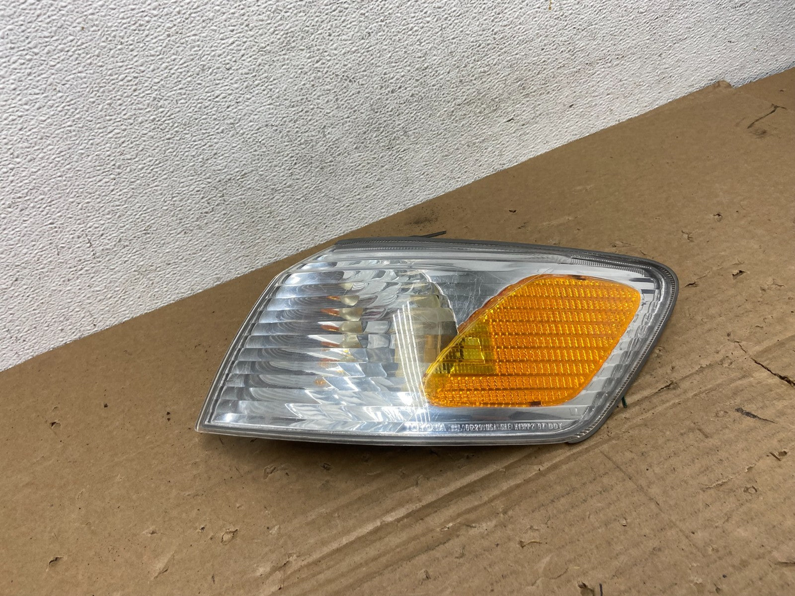 2000 - 2001 Toyota Camry Front Left Driver Lh Turn Signal AD4017 DW0