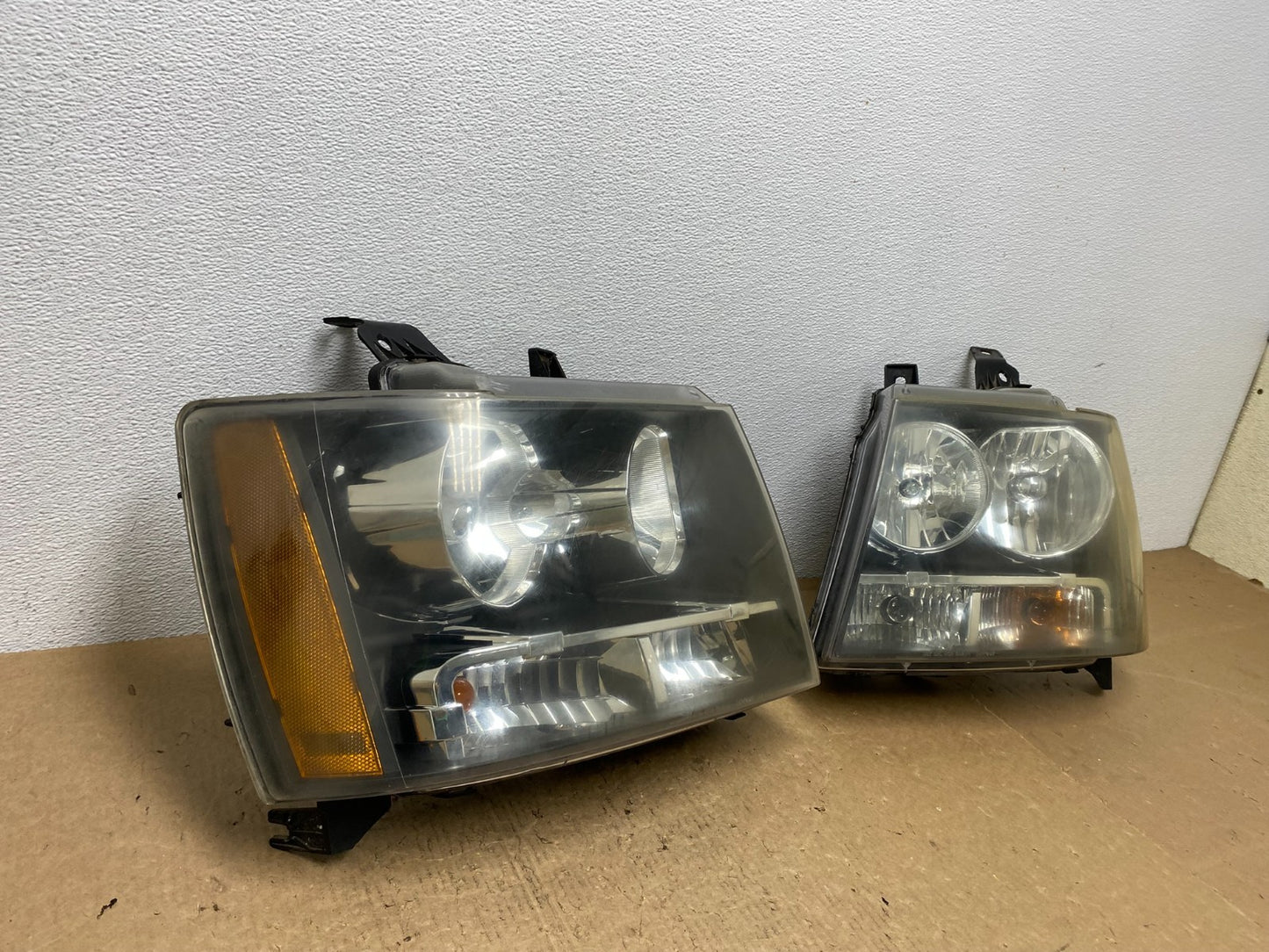 2007 to 2013 Chevrolet Suburban Tahoe Left+Right Set Headlights AC1567 DW2