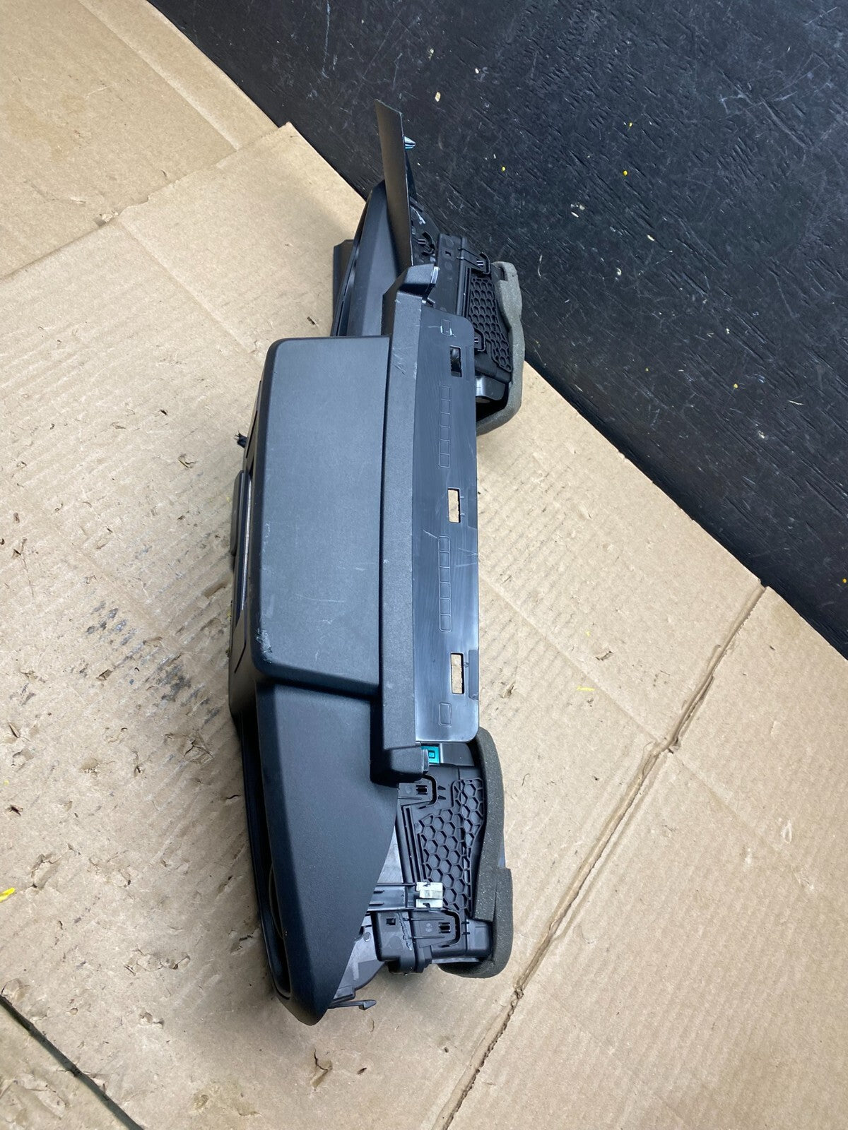 2020 to 2023 Ford Explorer Console Radio Display Screen Air Vents L6797 DG3
