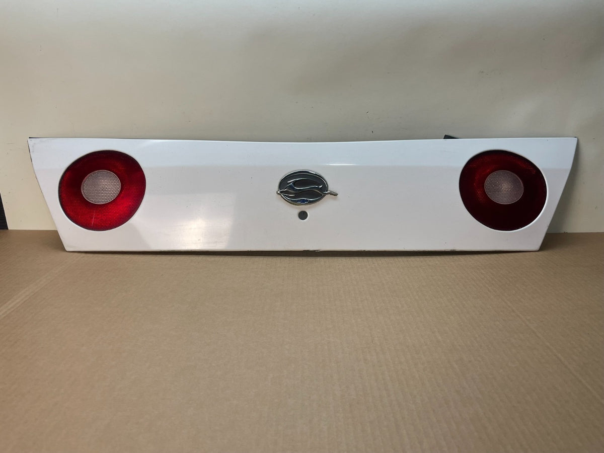 2000-2004 Chevrolet Impala Rear Trunk Center Finish Panel Tail Light AJ0996 DG0