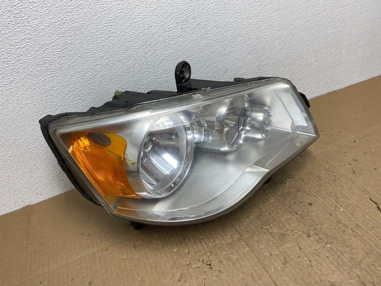 2011 to 2016 Chrysler Town and Country Right Passenger Headlight AB8565 DW2