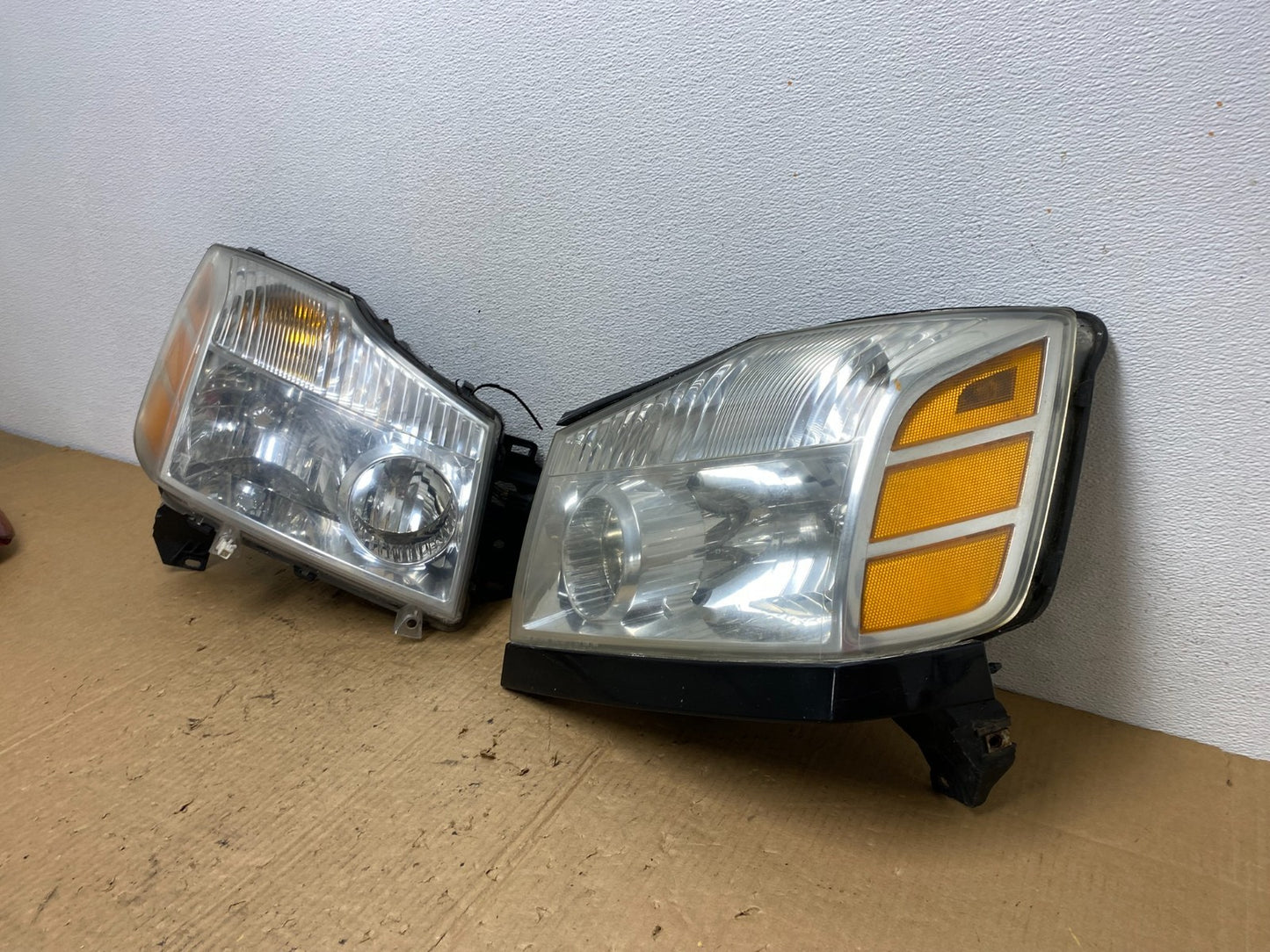 2004 to 2007 Nissan Armada Left+Right Side Set Headlights AC8289 DW1