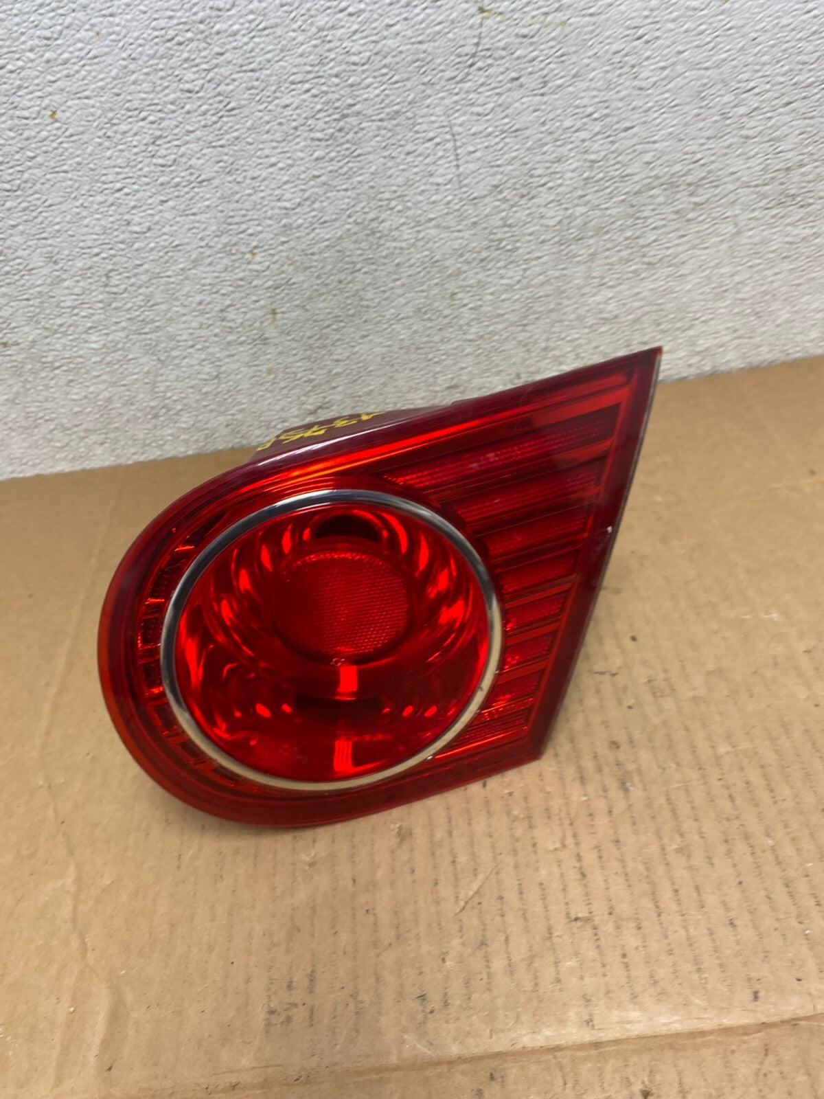 2004 2005 2006 Kia Amanti Right Passenger Side Tail Light Inner M0699 DW0