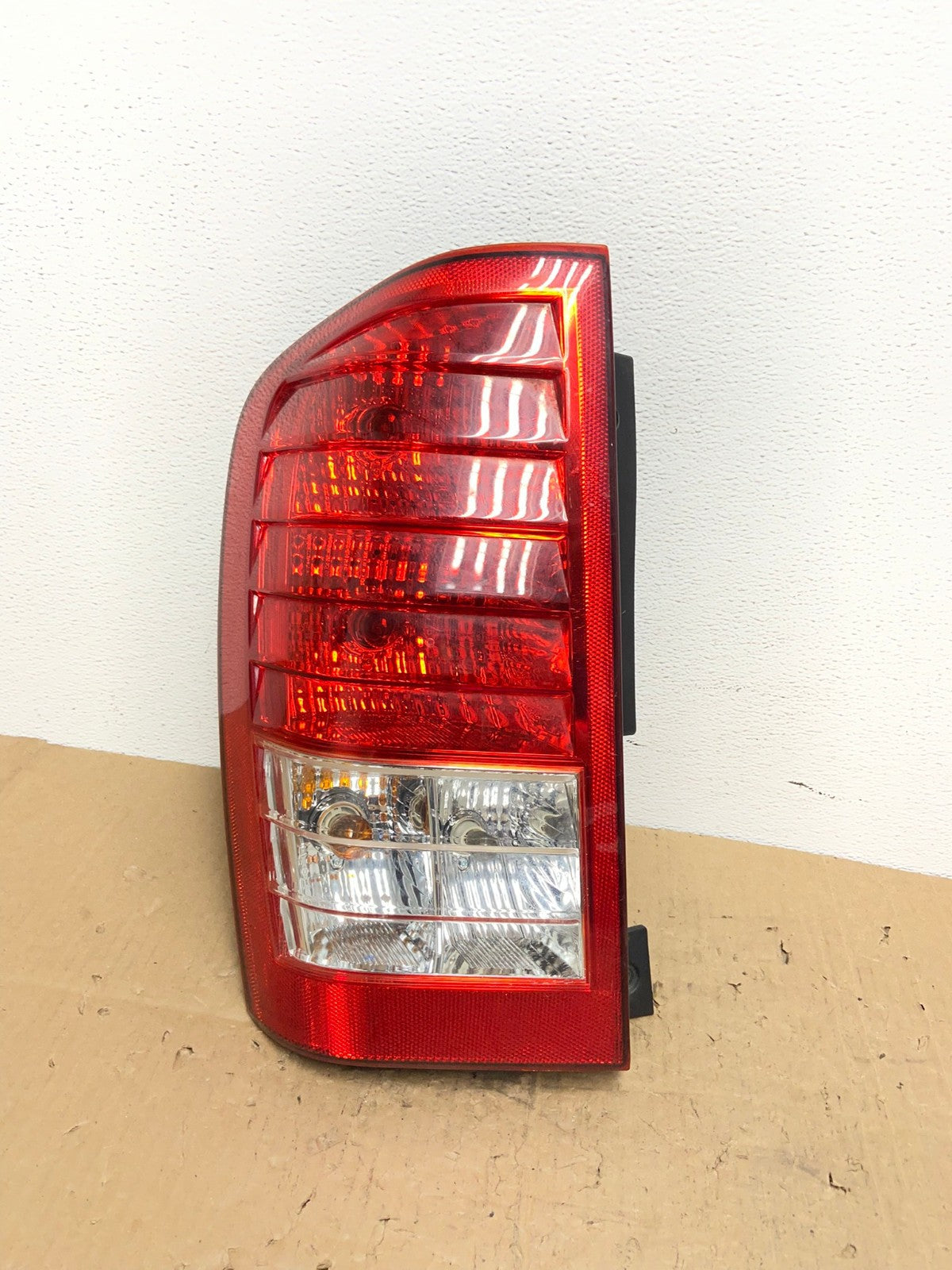 2007 to 2010 Hyundai Entourage Left Driver LH Side Tail Light Oem AC0330 LK0