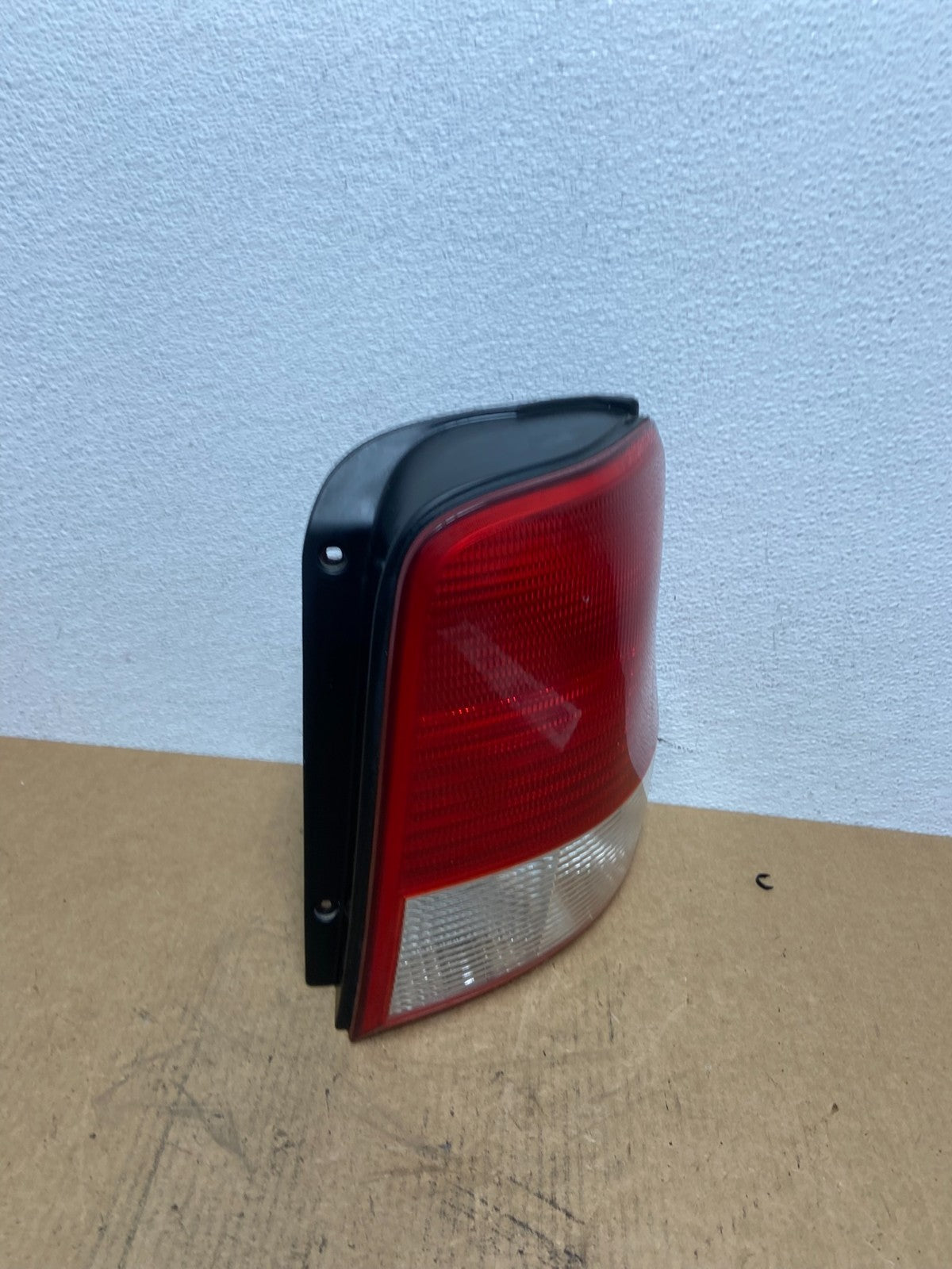 2002 Kia Sedona Right Passenger RH Side Tail Light Oem AC2916 DW2