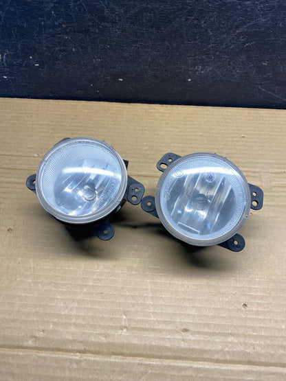 2011 to 2016 Chrysler 300 Front Left Right Set Fog Lights AE6197 DG0