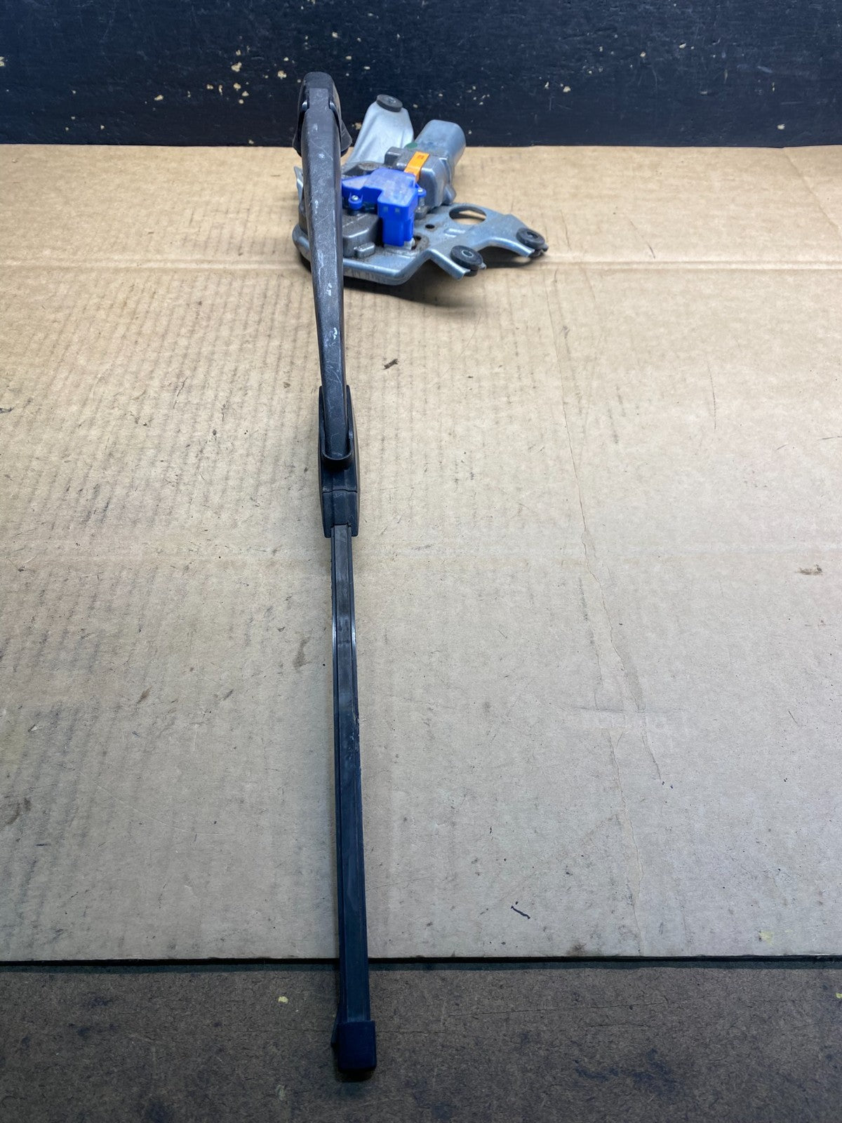 2010 to 2014 Subaru Outback Rear Windshield Wiper Motor AB40132