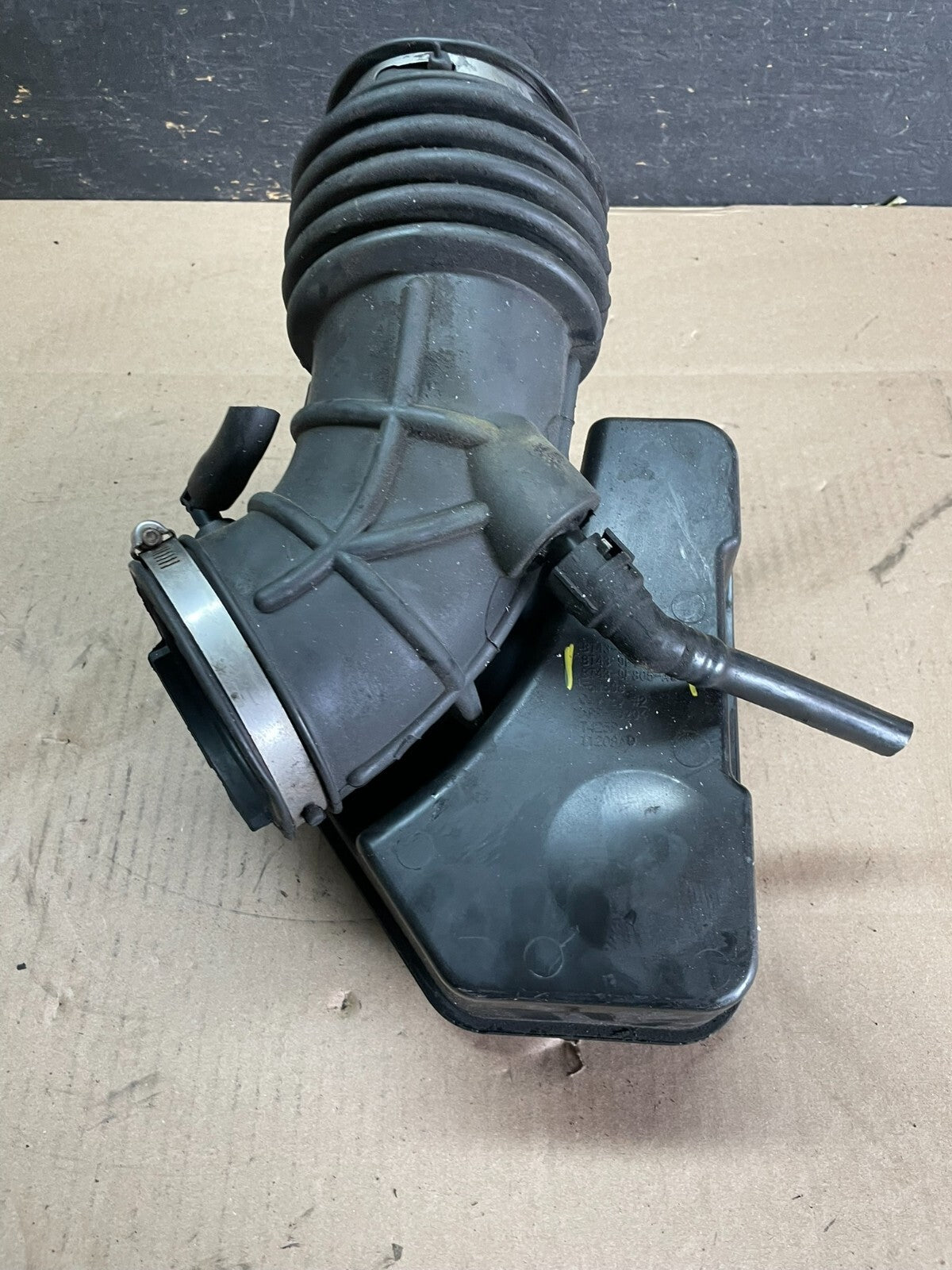2007 to 2010 Lincoln MKX 3.7L Air Cleaner Box Resonator OEM M8906 DG7