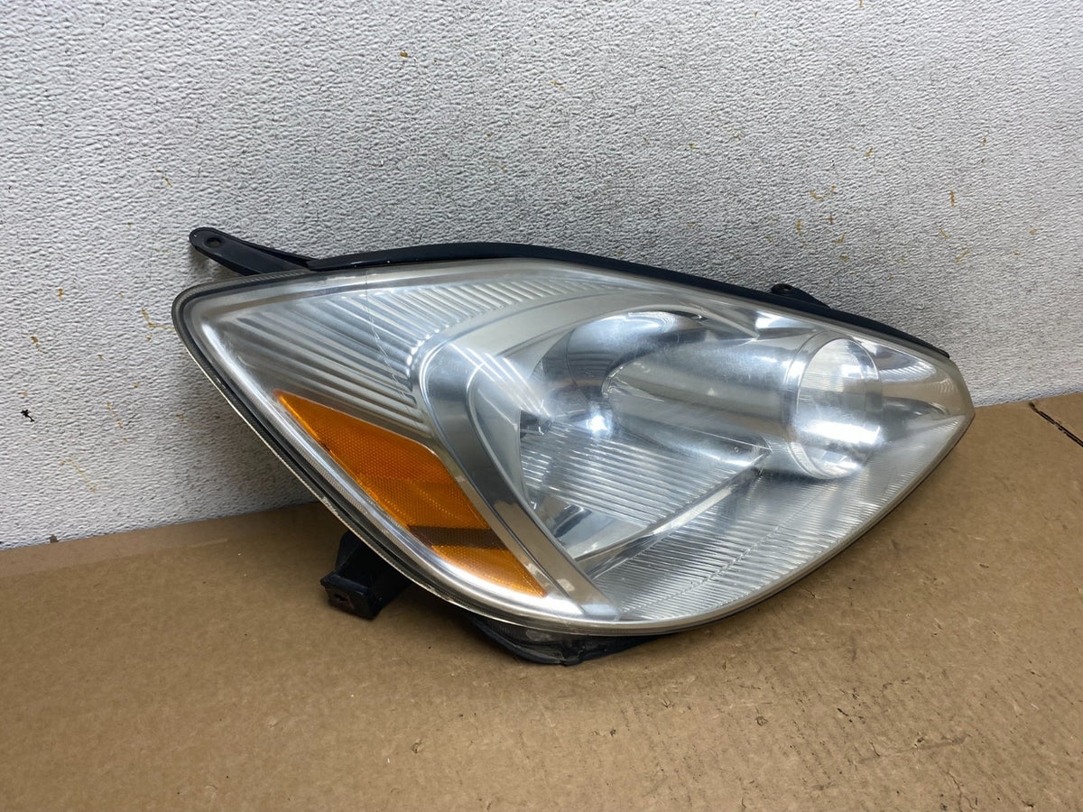 2004-2005 Toyota Sienna Right Passenger Halogen Headlight AI3462 DW2