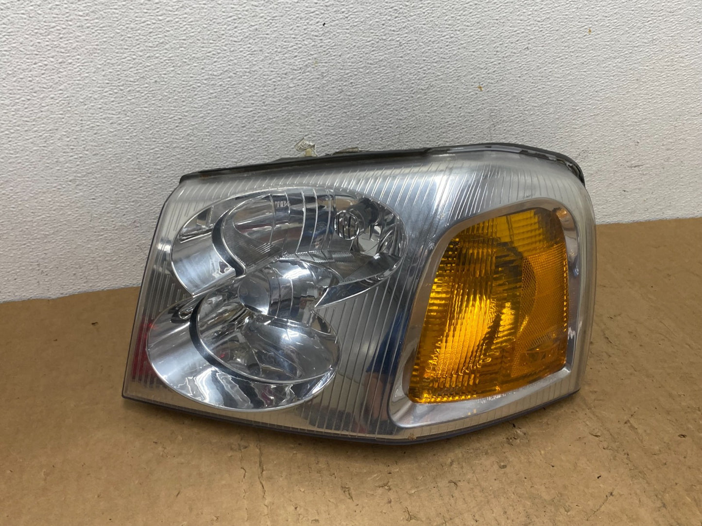 2002 to 2009 Gmc Envoy Left Driver Lh Side Headlight Halogen AD1395 DW0