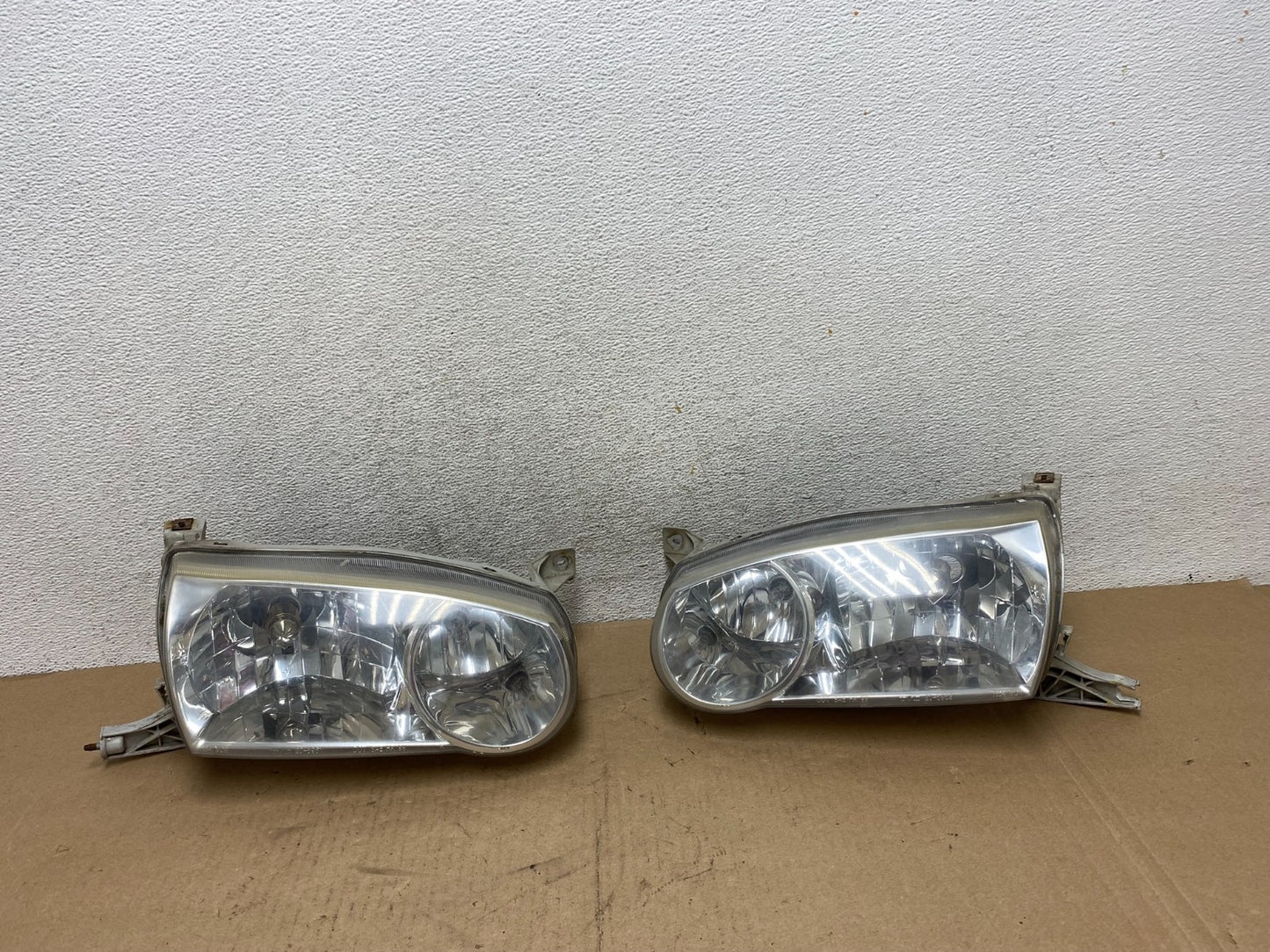 2001-2002 Toyota Corolla Left+Right Side Halogen Headlights AG4656 DW0