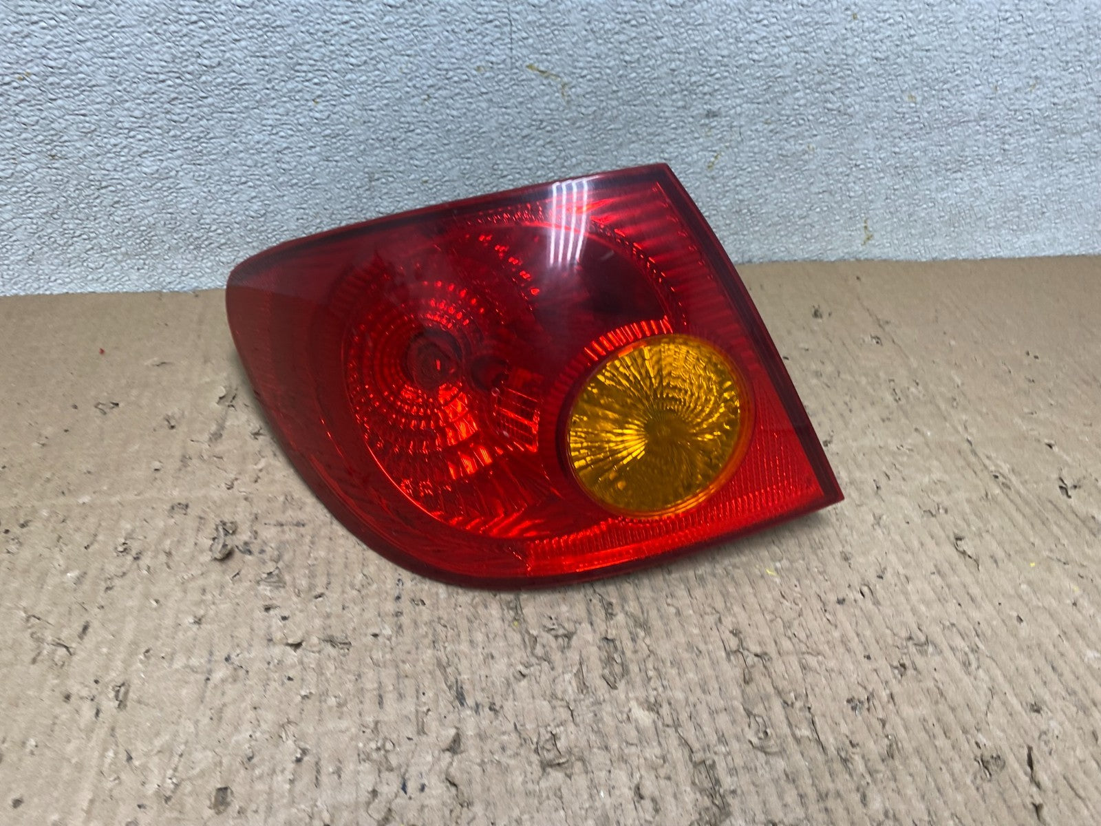 2003 to 2005 Toyota Corolla Left Driver Lh Side Tail Light Oem T8029 DW0