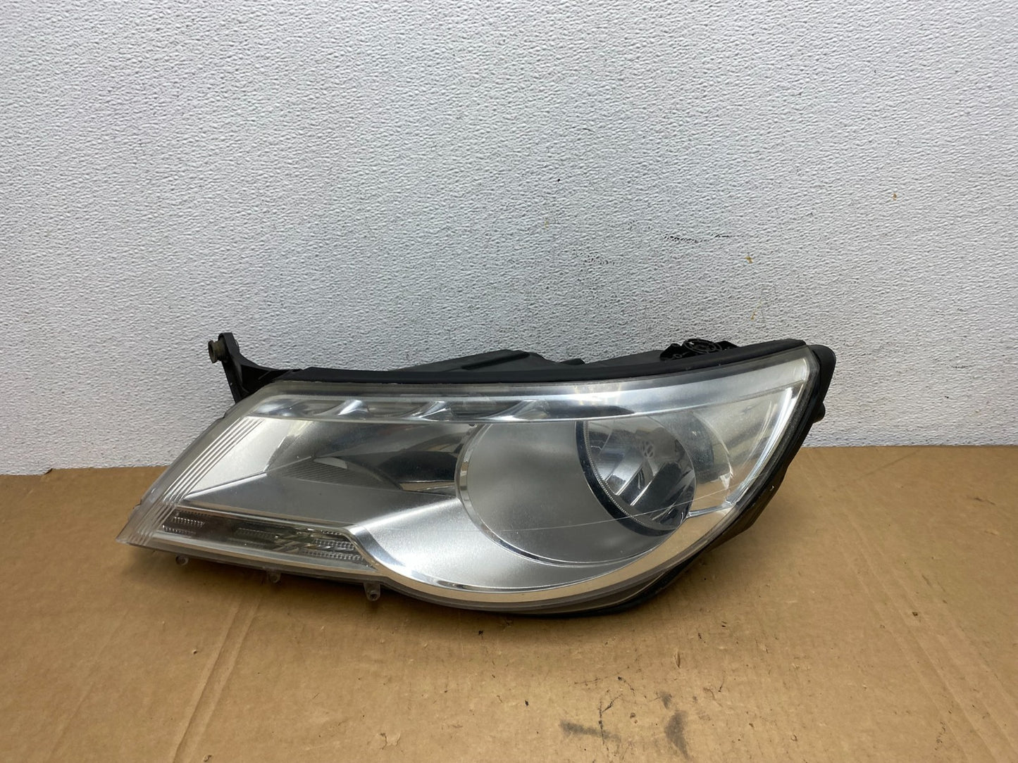 2009 to 2011 Volkswagen Tiguan Left Driver LH Halogen Headlight AD2753 DW0