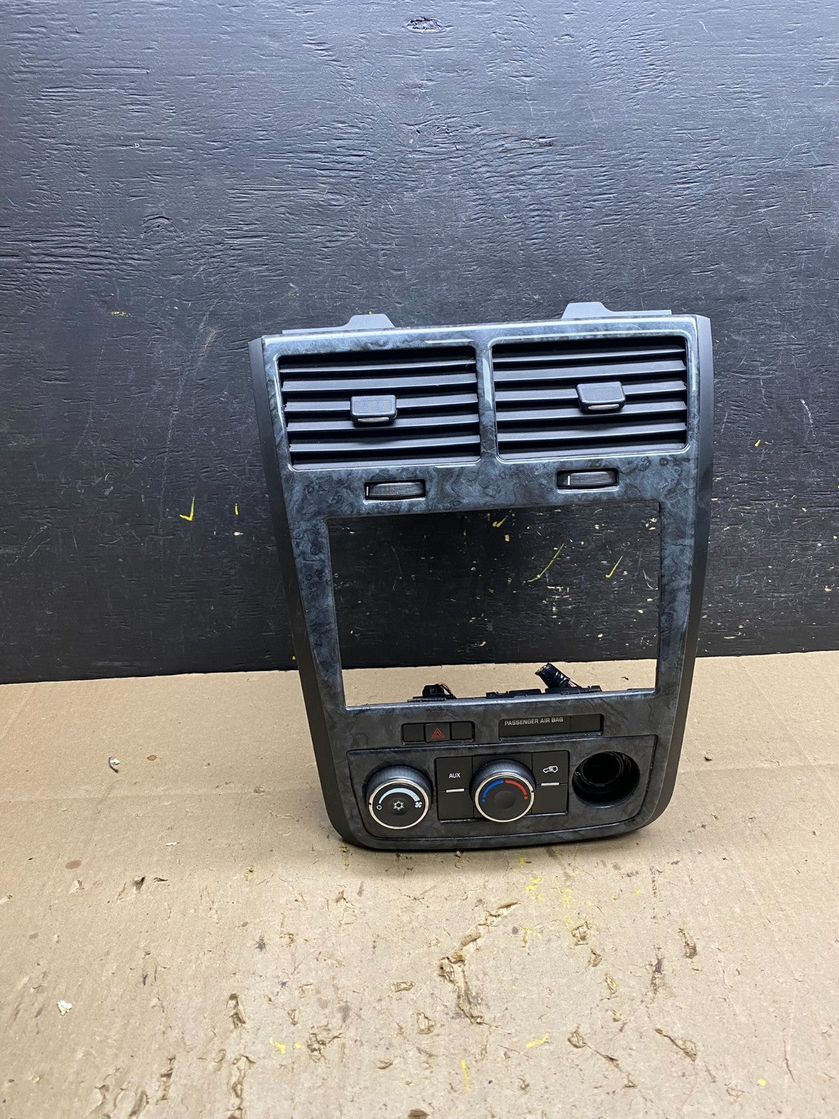 2007 to 2010 Saturn Outlook A/C HVAC Climate Control Radio Bezel Trim u5149 DG0