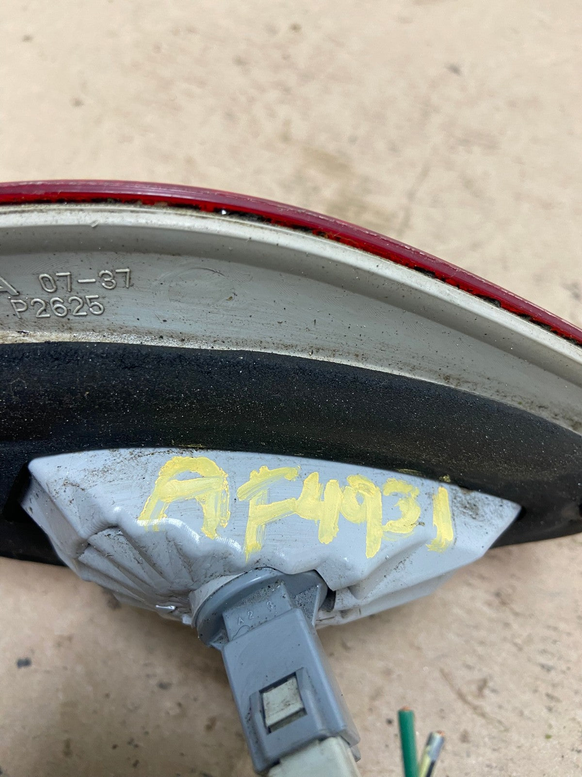 2003 to 2004 Toyota Avalon Right Passenger RH Inner Tail Light AF4931 LK5
