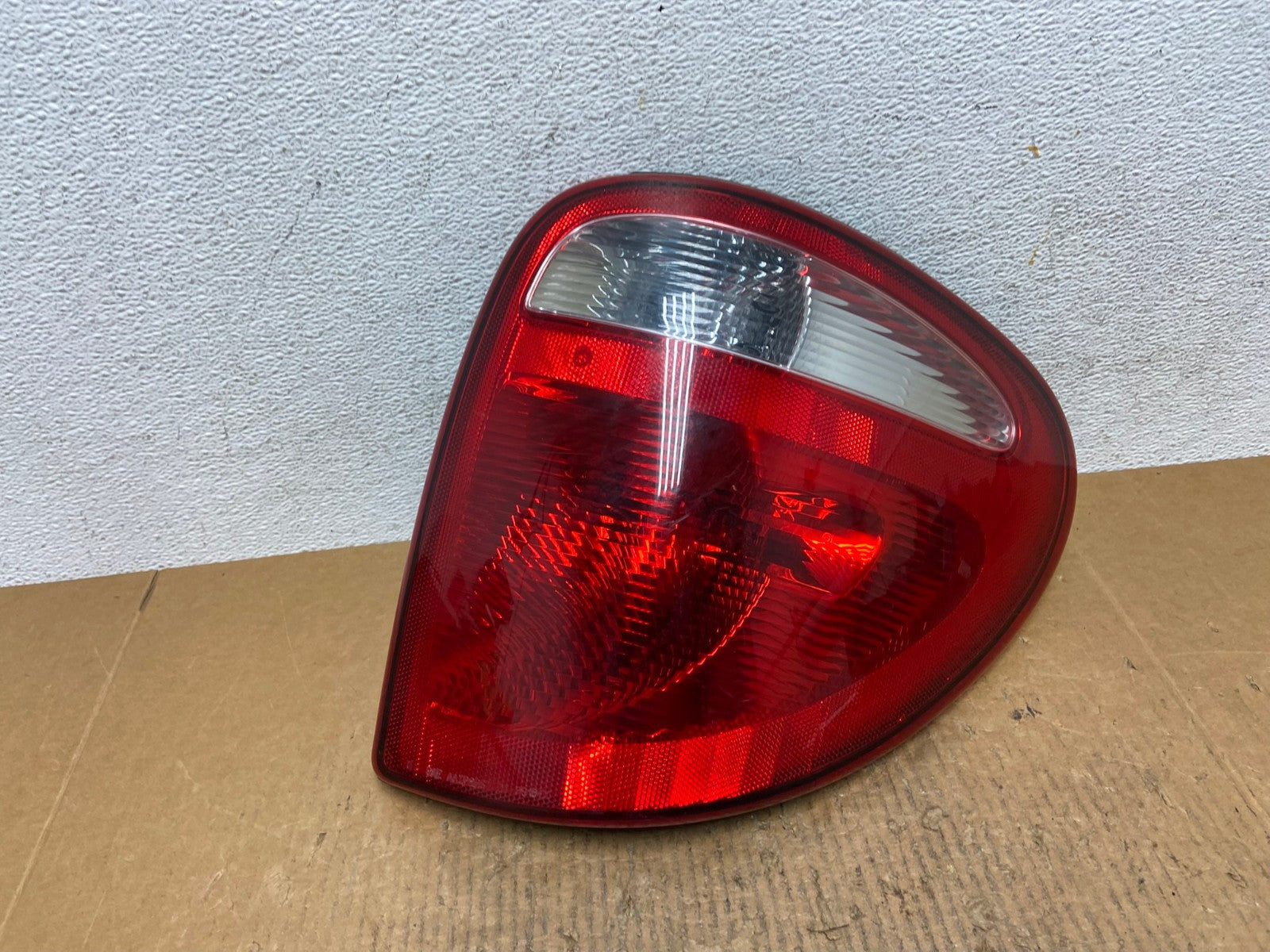 2004 - 2007 Dodge Grand Caravan Right Passenger Side Tail Light AE2767 LK0