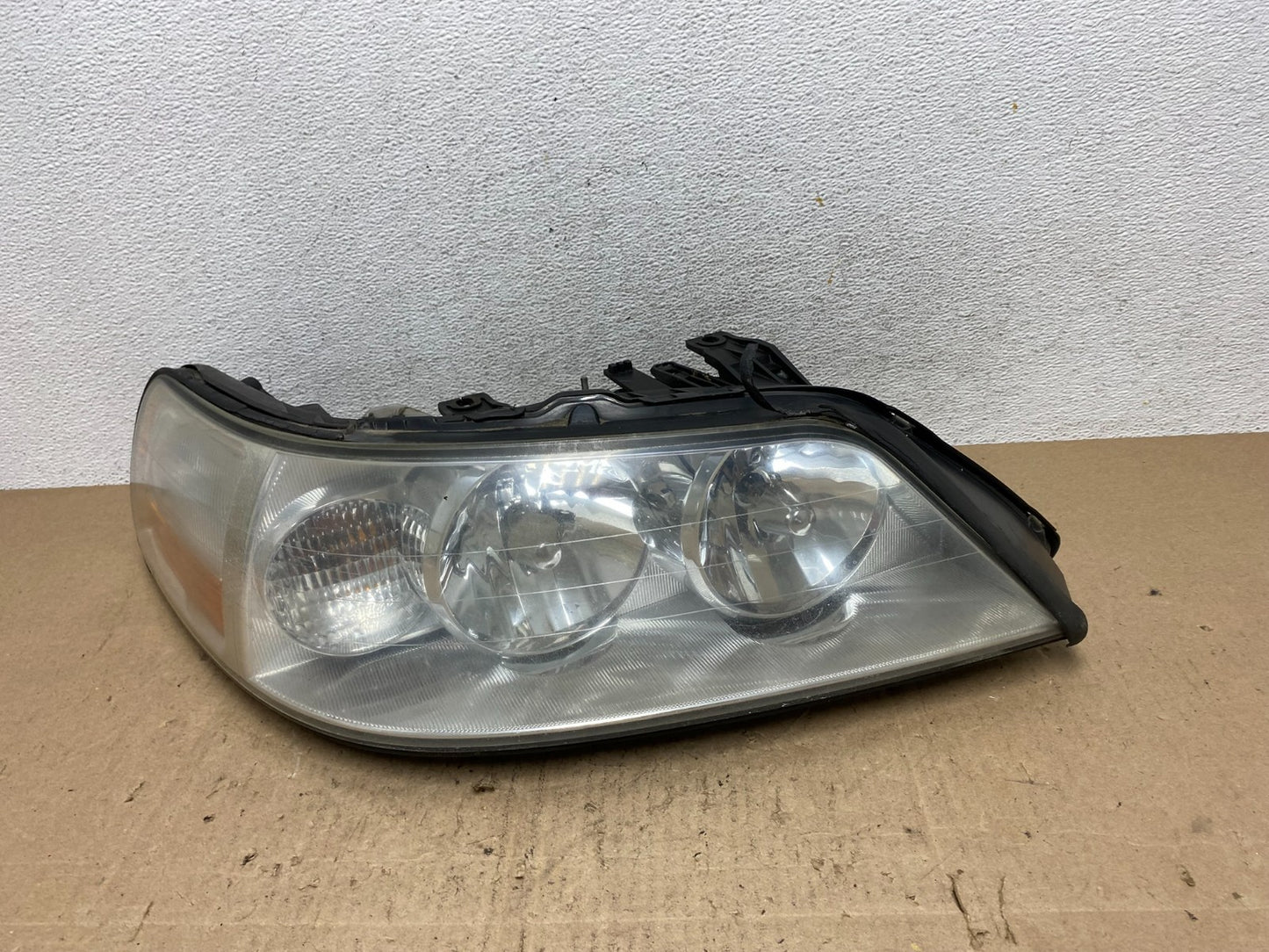 2005 to 2011 Lincoln Town Car Right Passenger Rh Side Headlight AE6606 DW0
